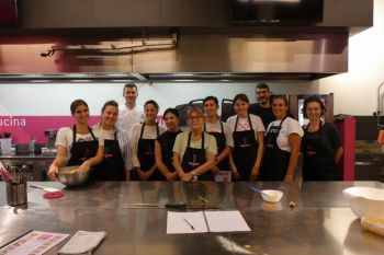 gallery/dolci/corso_base_in_4_lezioni/lezione-1/2024-09-28/Otto_in_cucina_-_Pasticceria_Base_-_Lezione_1_-_2024-09-28-000.JPG