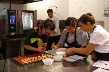 gallery/dolci/corso_base_in_4_lezioni/lezione-1/2024-09-28/Otto_in_cucina_-_Pasticceria_Base_-_Lezione_1_-_2024-09-28-004.JPG