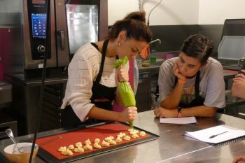 gallery/dolci/corso_base_in_4_lezioni/lezione-1/2024-09-28/Otto_in_cucina_-_Pasticceria_Base_-_Lezione_1_-_2024-09-28-005.JPG