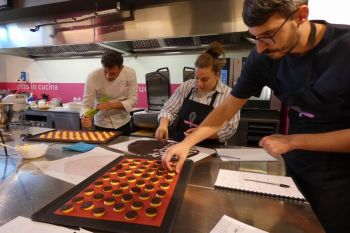 gallery/dolci/corso_base_in_4_lezioni/lezione-1/2024-09-28/Otto_in_cucina_-_Pasticceria_Base_-_Lezione_1_-_2024-09-28-012.JPG